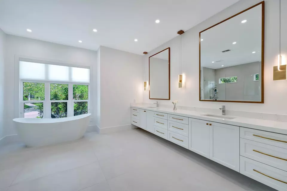Bath - 201 Shores Dr, Vero Beach, FL 32963 photo 1 of 7