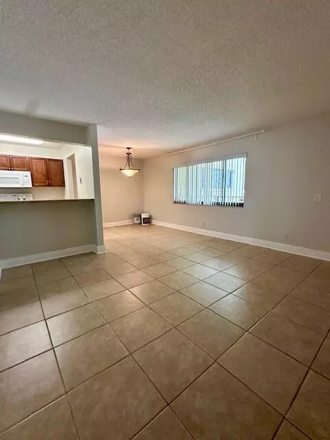 915 Meadows Cir, Boynton Beach, FL 33436