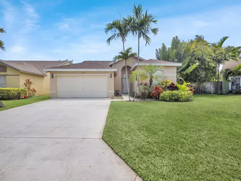 150 Heatherwood Dr, Royal Palm Beach, FL 33411