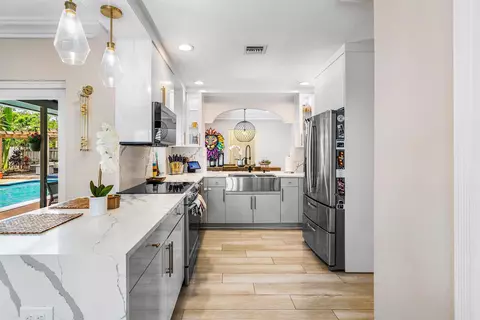 1707 NW 38th St, Oakland Park, FL 33309