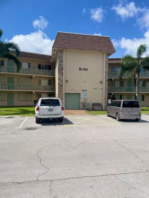 700 Village Green Ct #102, Palm Springs, FL 33461