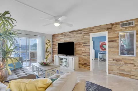 2724 N Garden Dr #302, Lake Worth, FL 33461