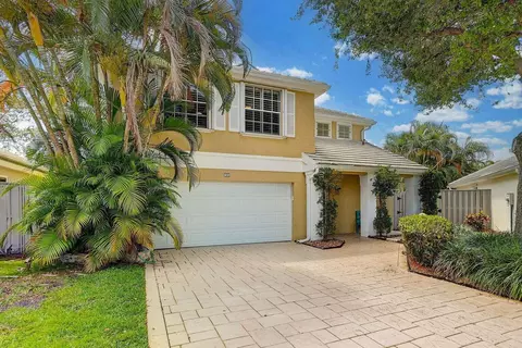 11 Commanders Dr, Palm Beach Gardens, FL 33418