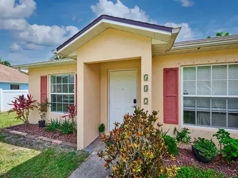 537 SW Hiawatha St, Port Saint Lucie, FL 34953