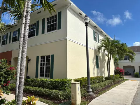275 SW 7th Ct, Pompano Beach, FL 33060
