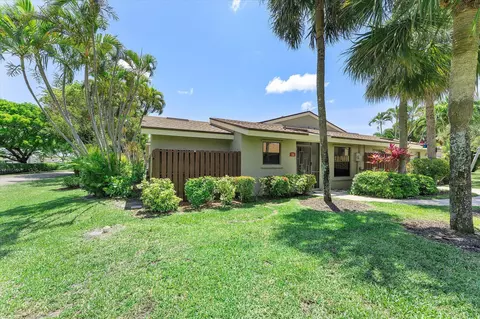 11 Meadows Dr, Boynton Beach, FL 33436