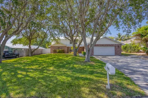 8888 SE Colony St, Hobe Sound, FL 33455