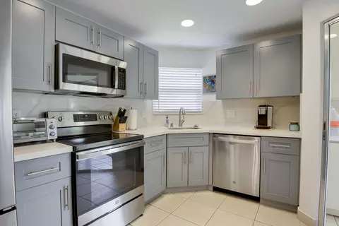 3810 Via Poinciana #401, Lake Worth, FL 33467