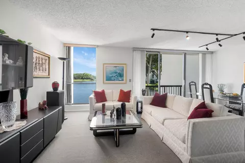 805 Bridgewood, Boca Raton, FL 33434