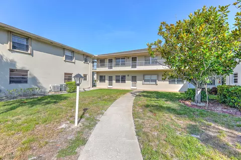 25 Lake Vista Trl #203, Port Saint Lucie, FL 34952