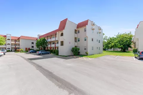 8000 Sunrise Lakes Dr E #112, Sunrise, FL 33322