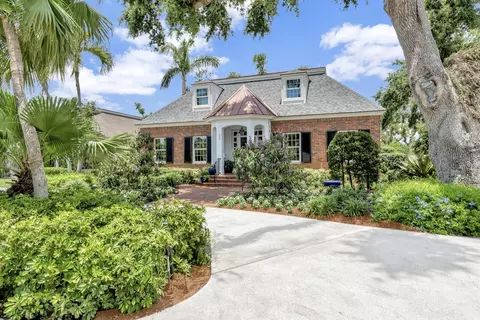 645 Riomar Dr, Vero Beach, FL 32963