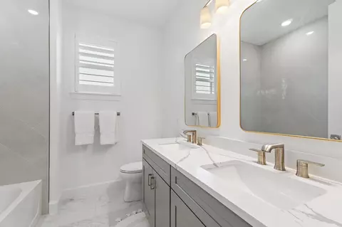Bath - 20065 SE Bridgewater Dr, Jupiter, FL 33458 photo 4 of 8