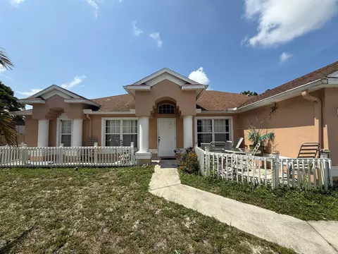 416 SE Calmoso Dr, Port Saint Lucie, FL 34983