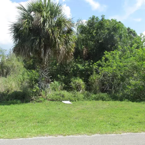 1613 SE Grapeland Ave, Port St Lucie, FL 34952