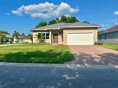 660 NE Moss Rose Pl, Port Saint Lucie, FL 34983