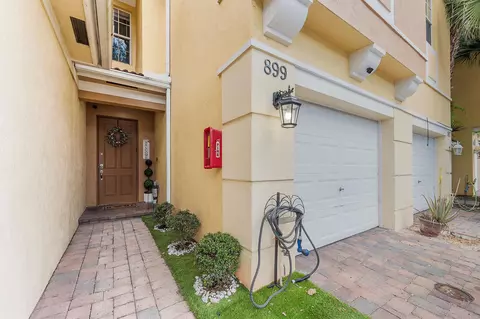 899 Pipers Cay Dr, West Palm Beach, FL 33415