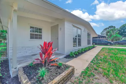 907 Skylark Dr, Fort Pierce, FL 34982