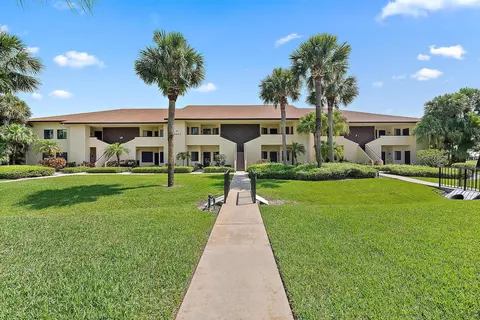 6860 SE Constitution Blvd #204, Hobe Sound, FL 33455