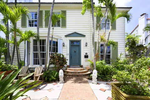 284 Queens Ct, West Palm Beach, FL 33401