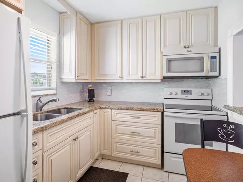 715 Lori Dr #213, Palm Springs, FL 33461