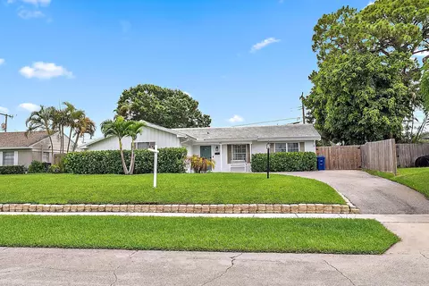 911 Poplar Dr, Lake Park, FL 33403