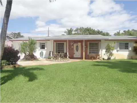2745 Cambridge Rd, Lake Worth, FL 33462
