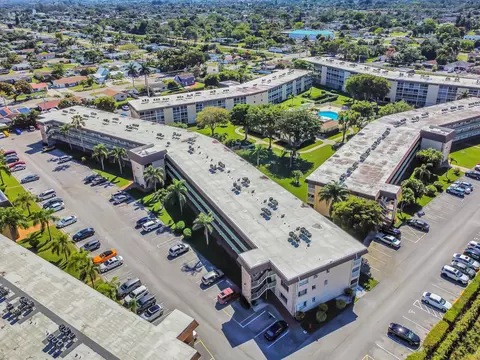 700 Village Green Ct #221, Palm Springs, FL 33461