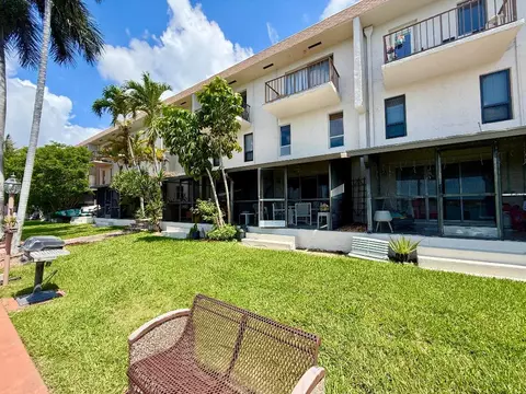 1100 Crystal Lk #107, Pompano Beach, FL 33064