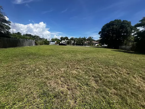 366 Alhambra Pl, West Palm Beach, FL 33405