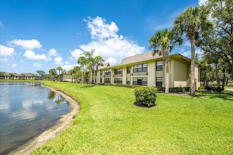 14 Plantation Dr #105, Vero Beach, FL 32966