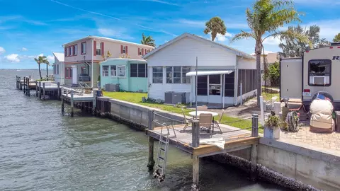 1135 Nettles Blvd, Jensen Beach, FL 34957
