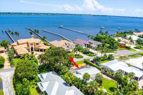 804 SE Riverside Dr, Stuart, FL 34994