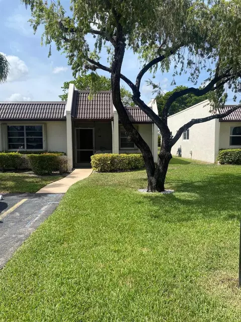 121 Lake Rebecca Dr, West Palm Beach, FL 33411