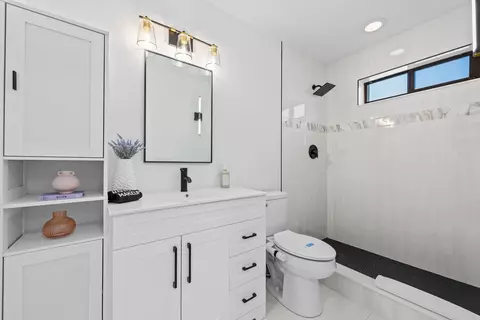 Bath - 581 SE 5th Ave, Pompano Beach, FL 33060 photo 2 of 5