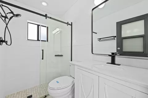 Bath - 581 SE 5th Ave, Pompano Beach, FL 33060 photo 4 of 5
