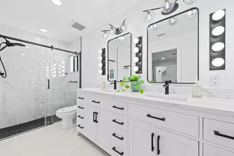 Bath - 581 SE 5th Ave, Pompano Beach, FL 33060 photo 1 of 5