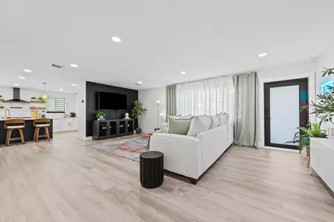 Living - 581 SE 5th Ave, Pompano Beach, FL 33060 photo 1 of 3
