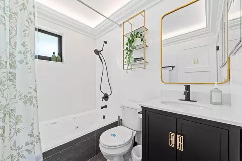 Bath - 581 SE 5th Ave, Pompano Beach, FL 33060 photo 3 of 5