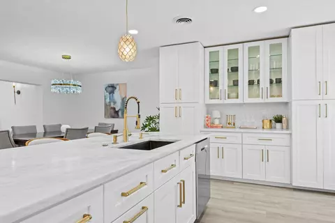 Kitchen - 581 SE 5th Ave, Pompano Beach, FL 33060 photo 4 of 4