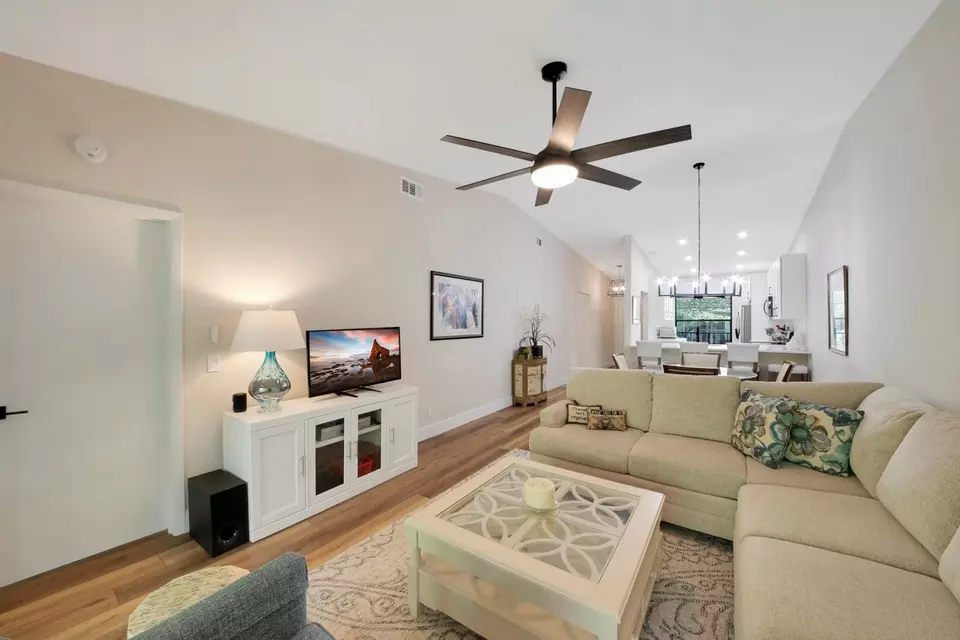 Living - 1601 Sabal Ridge Cir #F, Palm Beach Gardens, FL 33418 photo 4 of 5