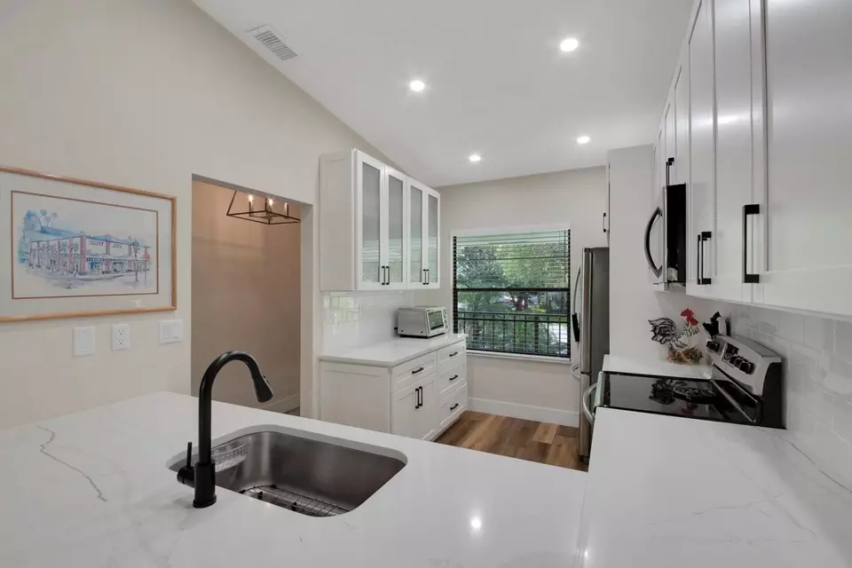 Kitchen - 1601 Sabal Ridge Cir #F, Palm Beach Gardens, FL 33418 photo 7 of 7