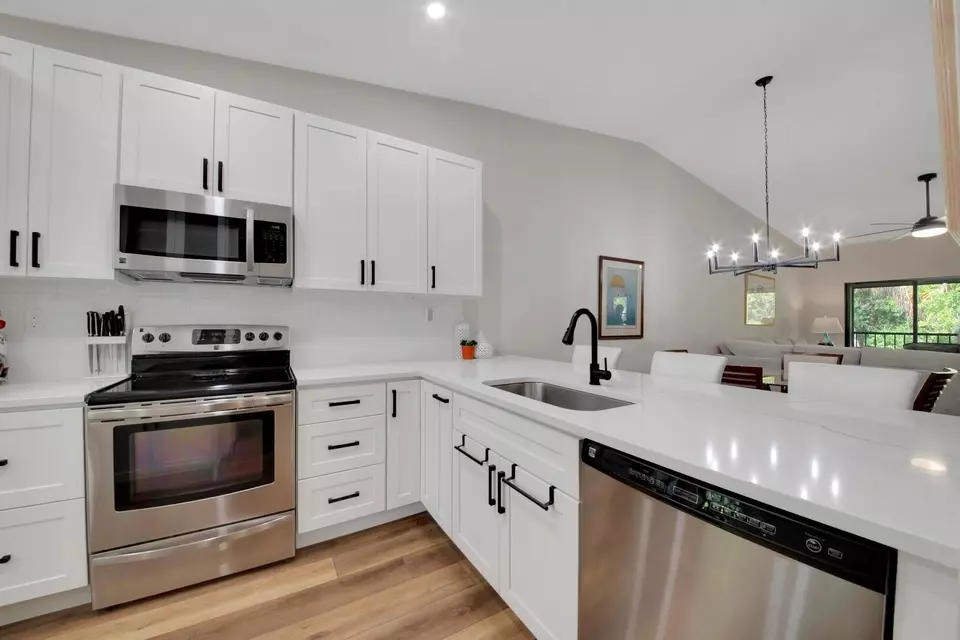 Kitchen - 1601 Sabal Ridge Cir #F, Palm Beach Gardens, FL 33418 photo 5 of 7