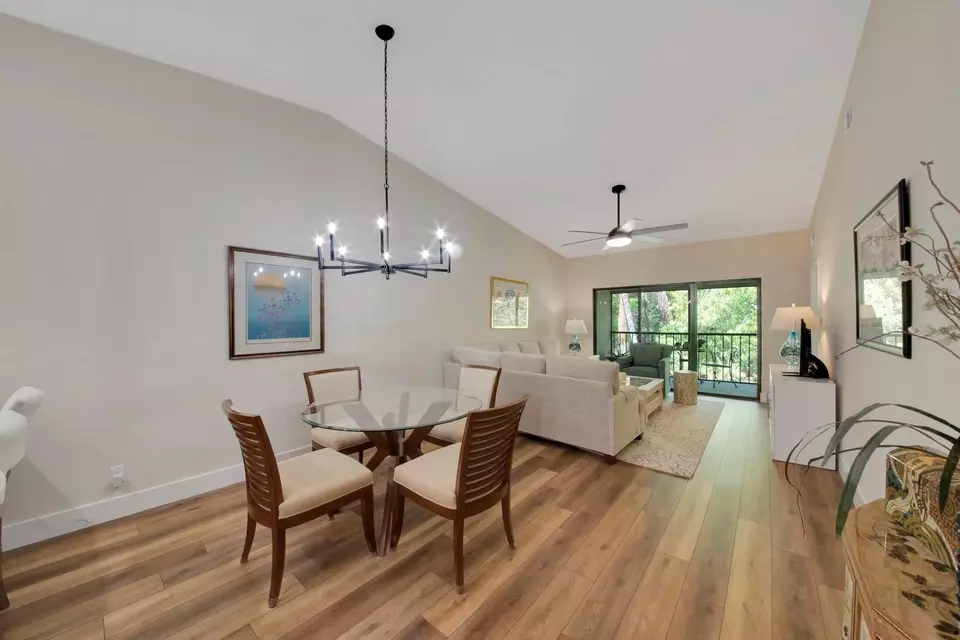 Dining - 1601 Sabal Ridge Cir #F, Palm Beach Gardens, FL 33418 photo 2 of 7