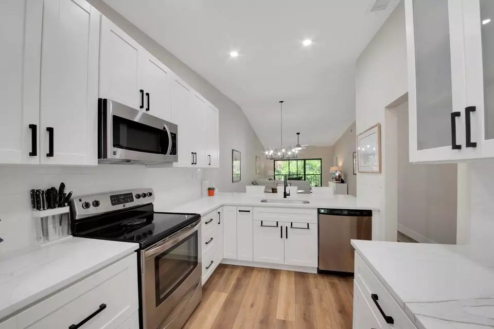 Kitchen - 1601 Sabal Ridge Cir #F, Palm Beach Gardens, FL 33418 photo 2 of 7