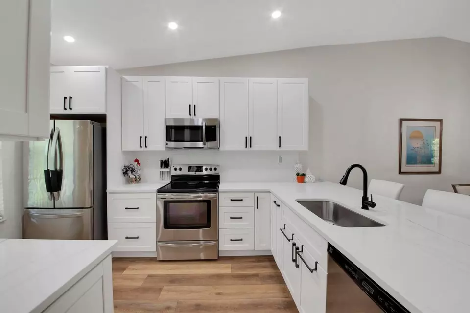 Kitchen - 1601 Sabal Ridge Cir #F, Palm Beach Gardens, FL 33418 photo 1 of 7