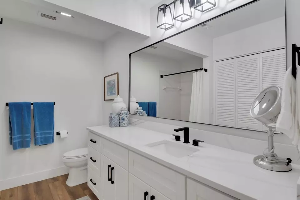 Bath - 1601 Sabal Ridge Cir #F, Palm Beach Gardens, FL 33418 photo 2 of 3