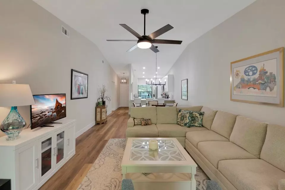 Living - 1601 Sabal Ridge Cir #F, Palm Beach Gardens, FL 33418 photo 5 of 5