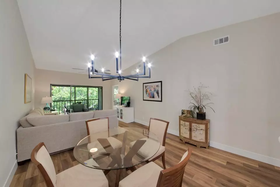 Dining - 1601 Sabal Ridge Cir #F, Palm Beach Gardens, FL 33418 photo 3 of 7