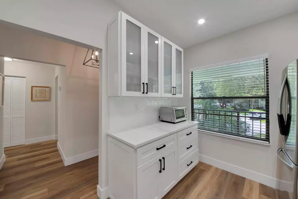 Kitchen - 1601 Sabal Ridge Cir #F, Palm Beach Gardens, FL 33418 photo 3 of 7
